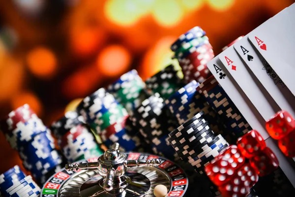 redeem Top Trend Gaming section showing trending slots, live tables, and sportsbook markets with player counts and wait times